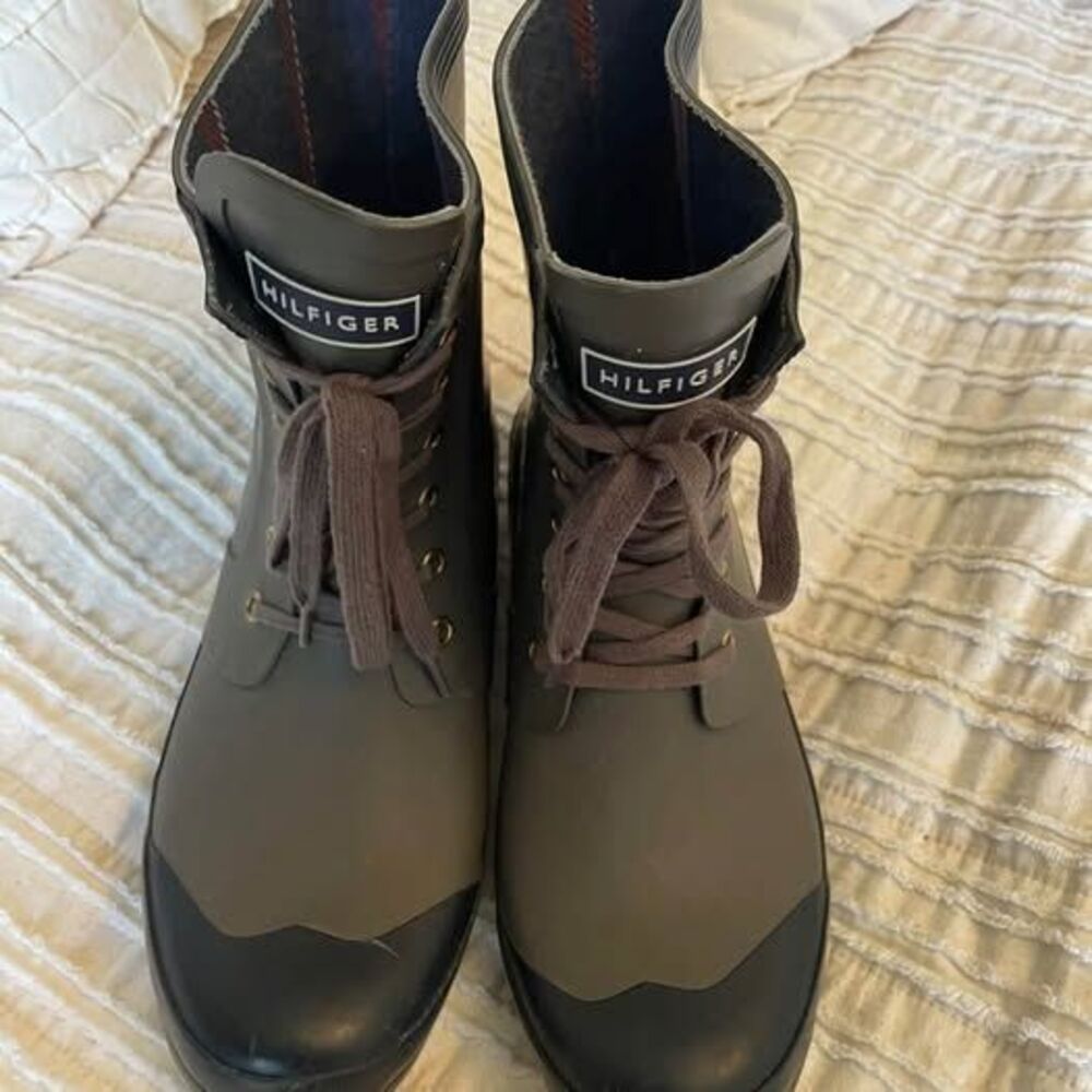 Women’s (size 9) Tommy Hilfiger Rain Boots (above the ankle)